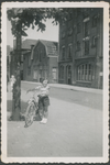 860416 Portret van het meisje G. de Nas uit Wijk C, met haar fiets aan het begin van de Oudenoord te Utrecht.